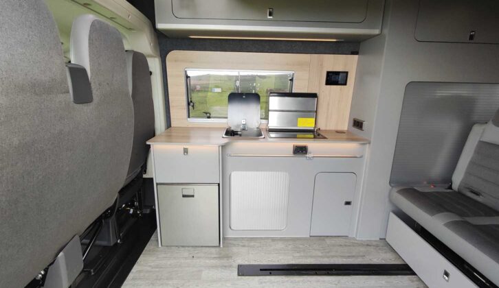 Kitchen area in the VR400