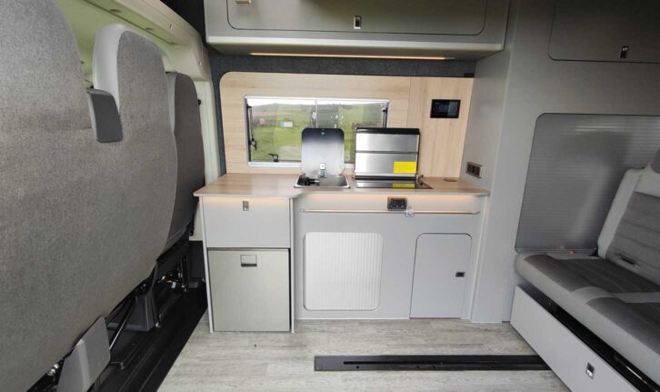 Kitchen area in the VR400