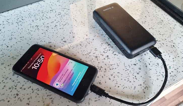 A phone hooked up to the 2000mAh portable battery bank